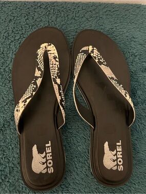 Sorel Women's Black and Ivory Snake-Print Flip Flop Sandals Size 11